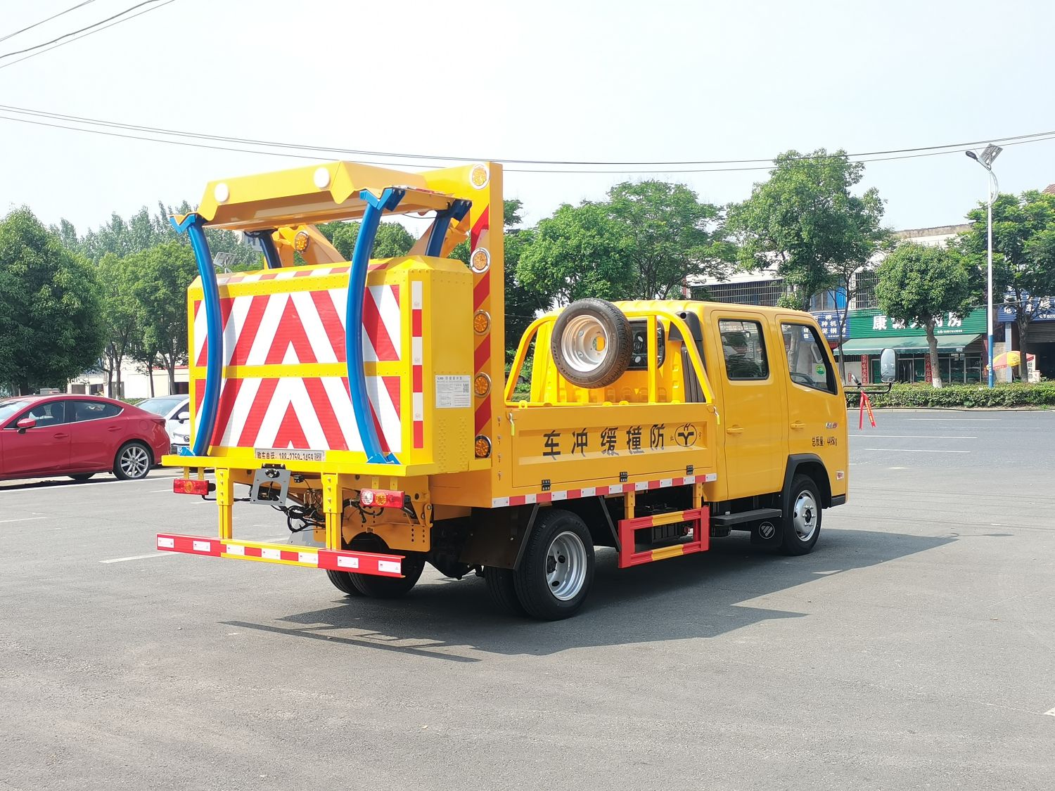 福田領(lǐng)航70K防撞緩沖車 資質(zhì)齊全、質(zhì)量過硬的專業(yè)道路守護(hù)者