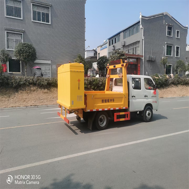 新規(guī)藍(lán)牌福田雙排防撞緩沖車 小身材守護(hù)大安全，掃路車市場迎跨界新選擇